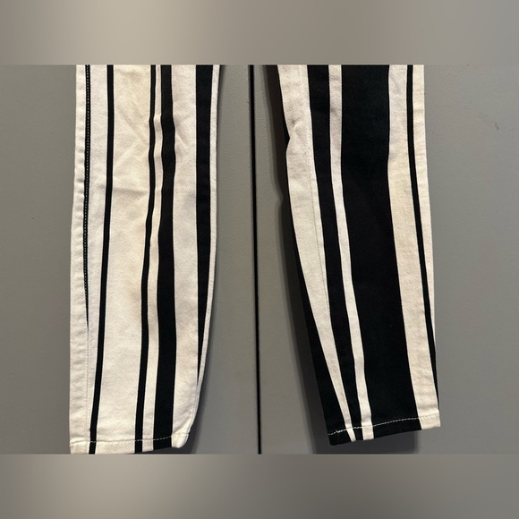 GUESS - Black & White Stripe Brittany Jegging (Size 24) - Picture 5 of 11